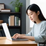 화면 녹화 소프트웨어 비교 - A cozy home office scene featuring a young Japanese woman using an intuitive beginner-friendly scree...